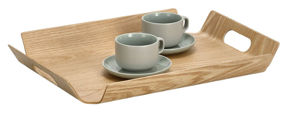 Holz-Serviertablett mit zwei grauen Tassen und Untertassen, seitliche Perspektive