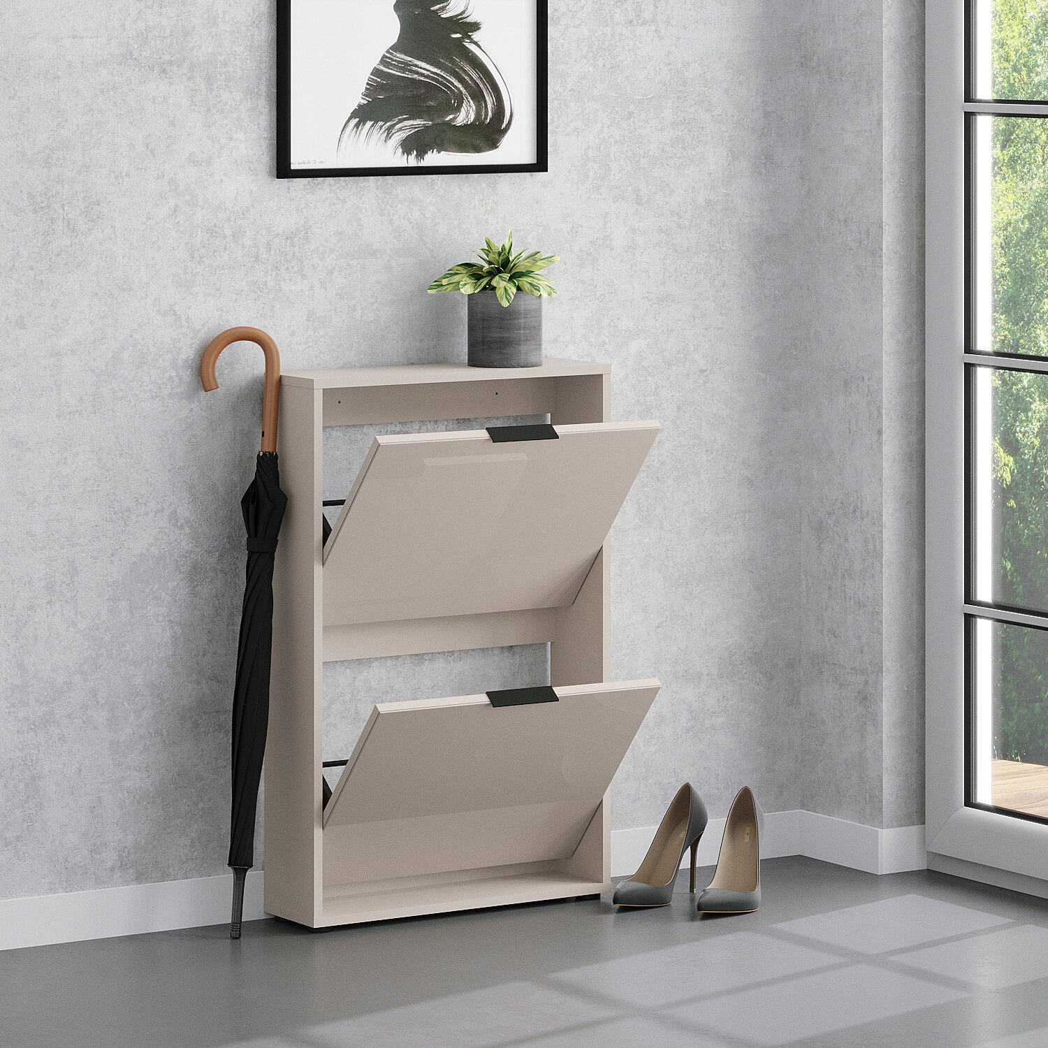 Beiger, schmaler Schuhschrank mit zwei nach vorne aufklappbaren Fächern im Flur, oben mit Pflanze dekoriert; seitliche Frontansicht in leichtem Winkel.