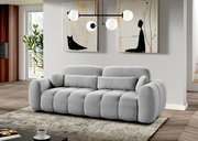 Graues Funktionssofa in einem modernen Wohnzimmer, frontal fotografiert, mit dekorativen Kissen und einem Teppich darunter.