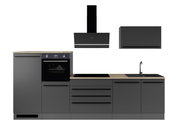 Moderne Küchenzeile in Anthrazit mit Holzarbeitsplatte, Einbau-Backofen, Induktionskochfeld, Spüle mit Armatur sowie Dunstabzugshaube und Hängeschrank; Frontalansicht.