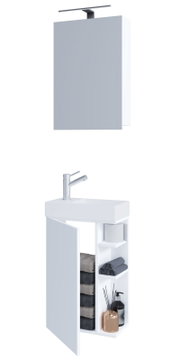 Modernes weißes Badmöbel-Set mit Spiegel/Spiegelschrank und Waschbecken-Unterschrank mit offener Tür, seitlichen Regalfächern und verstaubaren Handtüchern, Ansicht schräg von vorne