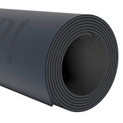 Nahaufnahme einer aufgerollten schwarzen Yogamatte mit strukturierter Oberfläche.