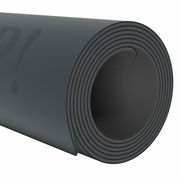Nahaufnahme einer aufgerollten schwarzen Yogamatte mit strukturierter Oberfläche.
