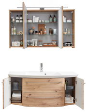 Badkombination 3-tlg. mit geöffneter Perspektive, bestehend aus einem Spiegelschrank mit Pflegeprodukten und einem Waschtisch mit Holzoptik und Stauraum.