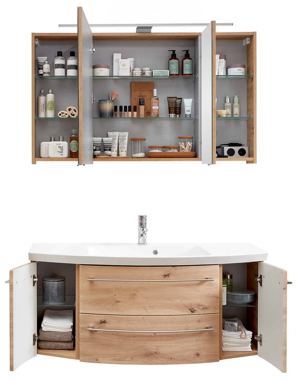 Badkombination 3-tlg. mit geöffneter Perspektive, bestehend aus einem Spiegelschrank mit Pflegeprodukten und einem Waschtisch mit Holzoptik und Stauraum.