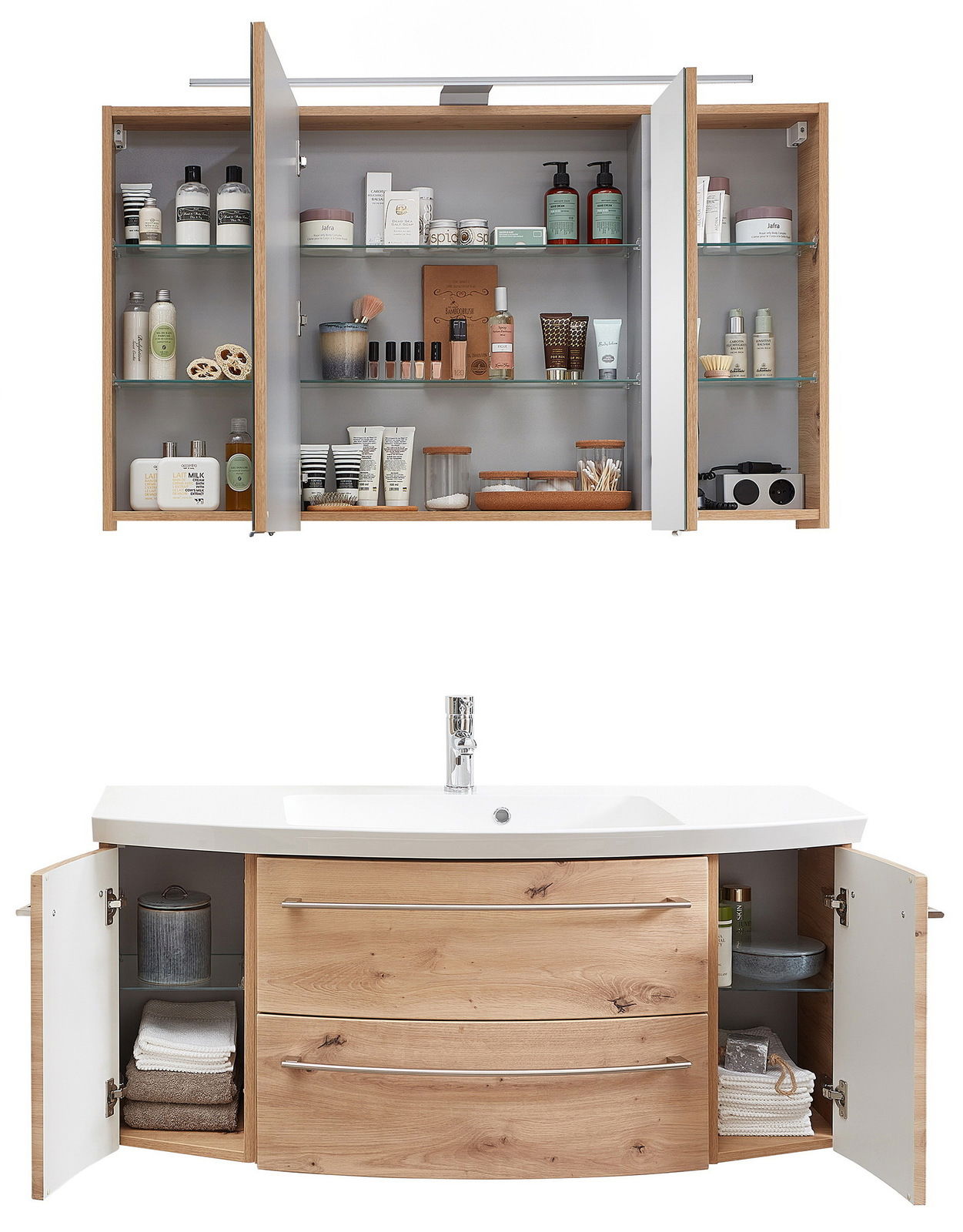 Badkombination 3-tlg. mit geöffneter Perspektive, bestehend aus einem Spiegelschrank mit Pflegeprodukten und einem Waschtisch mit Holzoptik und Stauraum.
