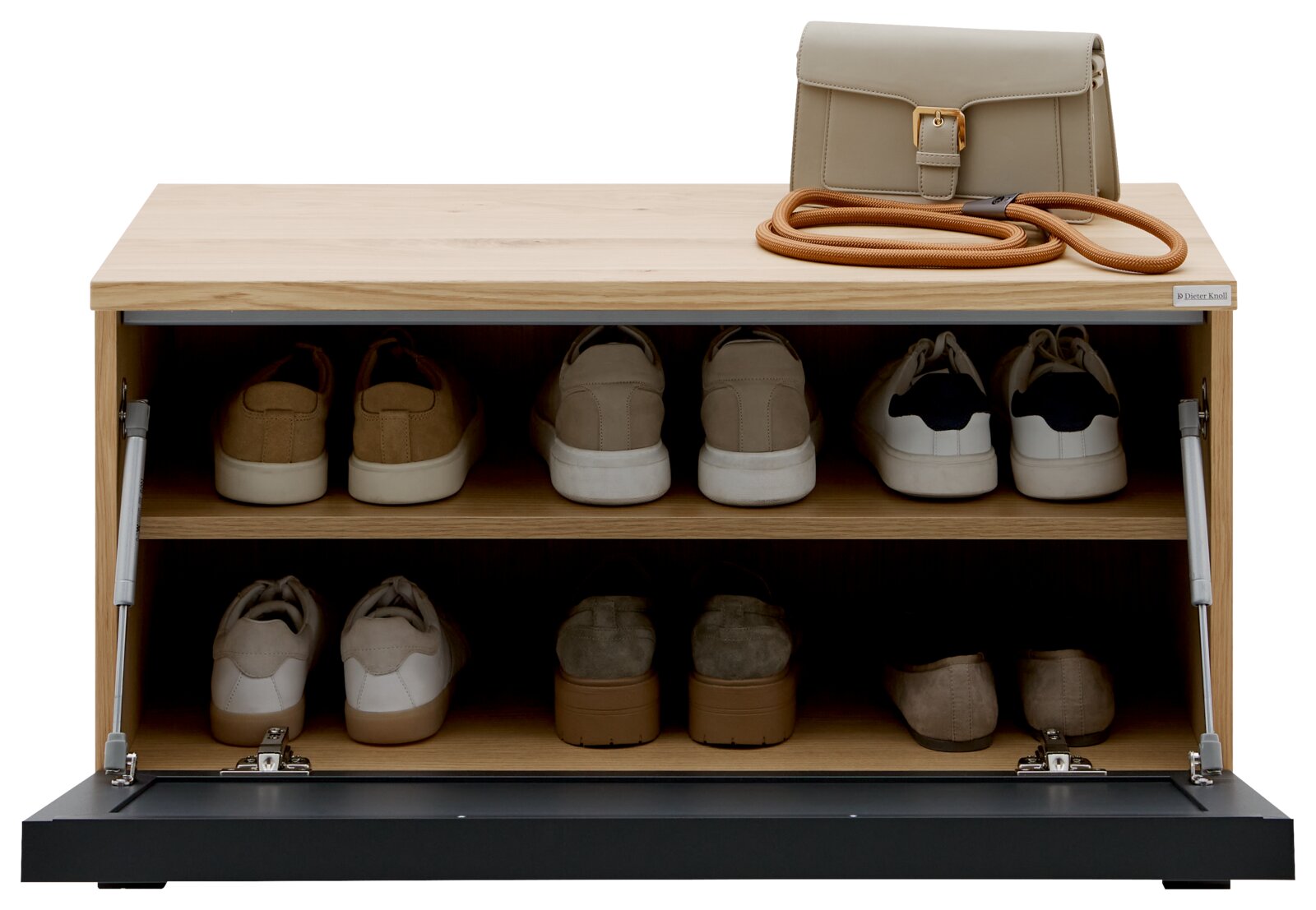 Frontale Ansicht einer Garderobenbank aus Holz mit zwei Regalböden, auf denen verschiedene Schuhe stehen. Auf der Oberseite liegt eine beige Handtasche und ein orangefarbenes Seil.