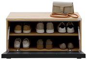 Frontale Ansicht einer Garderobenbank aus Holz mit zwei Regalböden, auf denen verschiedene Schuhe stehen. Auf der Oberseite liegt eine beige Handtasche und ein orangefarbenes Seil.