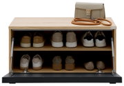 Frontale Ansicht einer Garderobenbank aus Holz mit zwei Regalböden, auf denen verschiedene Schuhe stehen. Auf der Oberseite liegt eine beige Handtasche und ein orangefarbenes Seil.