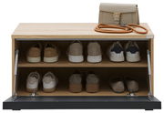 Frontale Ansicht einer Garderobenbank aus Holz mit zwei Regalböden, auf denen verschiedene Schuhe stehen. Auf der Oberseite liegt eine beige Handtasche und ein orangefarbenes Seil.
