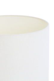 Nahaufnahme eines weißen zylindrischen Lampenschirms aus Stoff, seitliche Perspektive