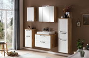 Modernes Waschtisch-Set in Holzoptik mit weißen Fronten, bestehend aus einem Waschbecken mit Unterschrank, einem Spiegelschrank und zusätzlichen Hängeschränken, seitliche Perspektive.