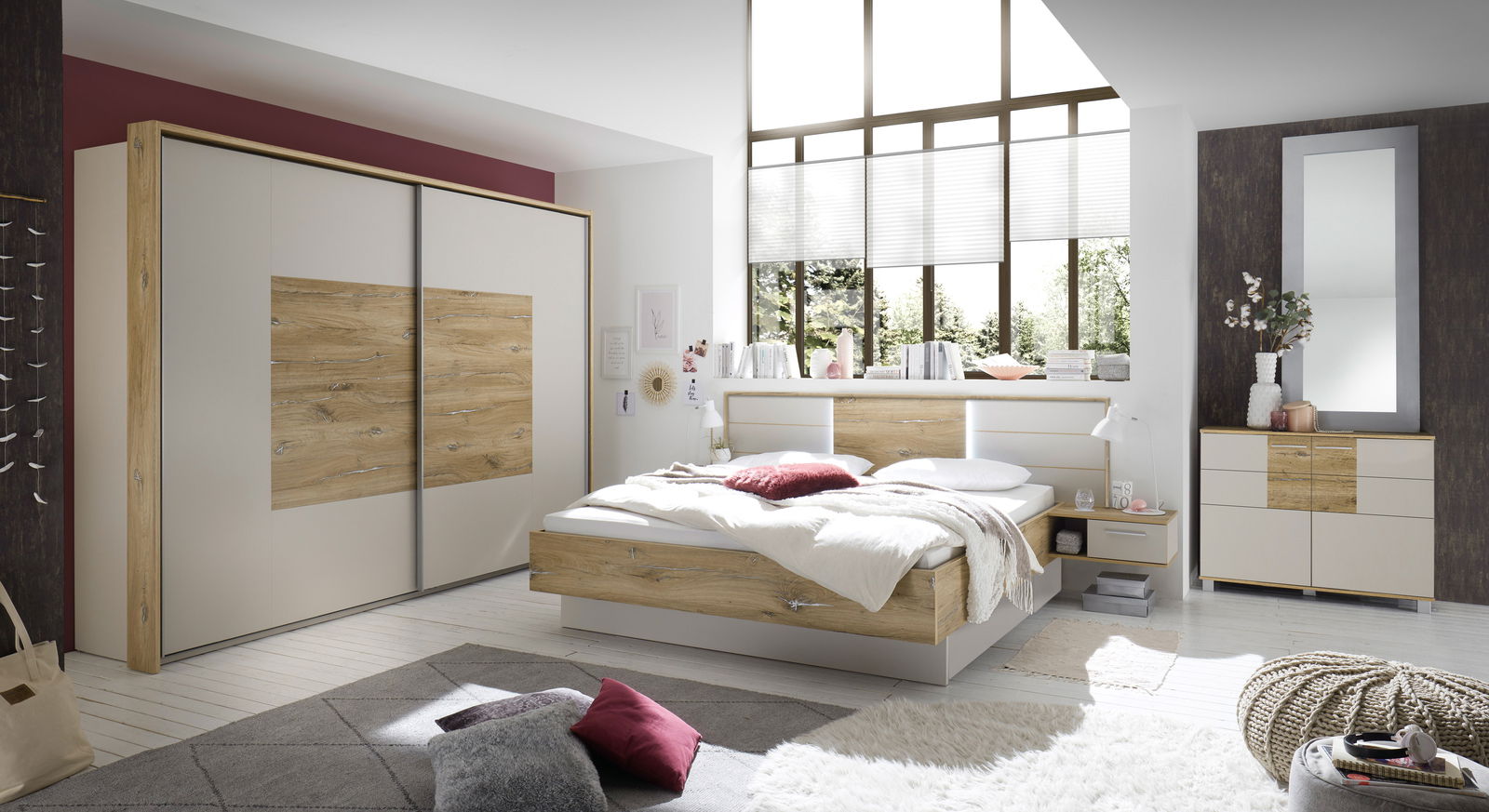 Moderne Schlafzimmermöbel mit Schwebetürenschrank, Bettanlage und Kommode in Holzoptik, seitliche Perspektive