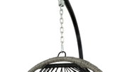 Close-up van een hangstoel met ketting en ophanging, zijaanzicht