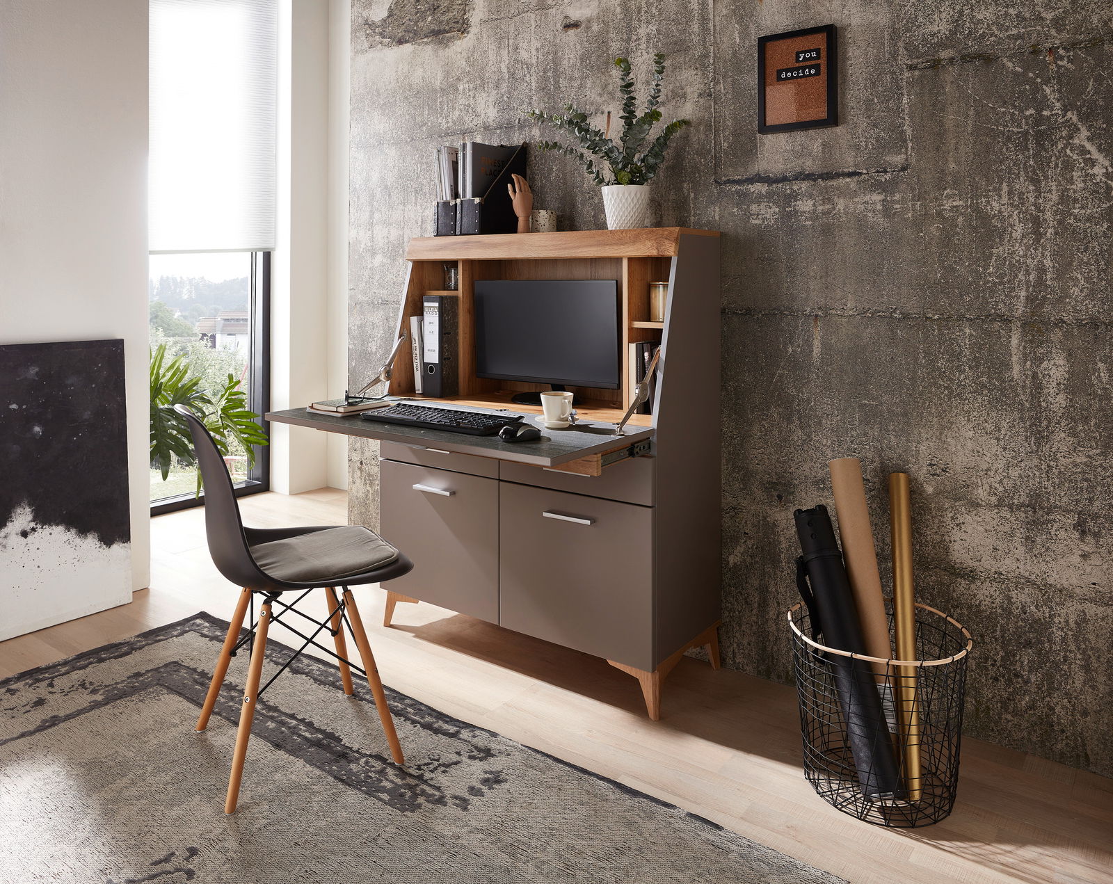 Moderner Sekretär in einem stilvollen Raum, seitliche Perspektive, mit integriertem Monitor und Stauraum, umgeben von dekorativen Elementen.