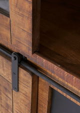 Nahaufnahme einer Vitrine aus Holz mit Metallbeschlägen, seitliche Perspektive.