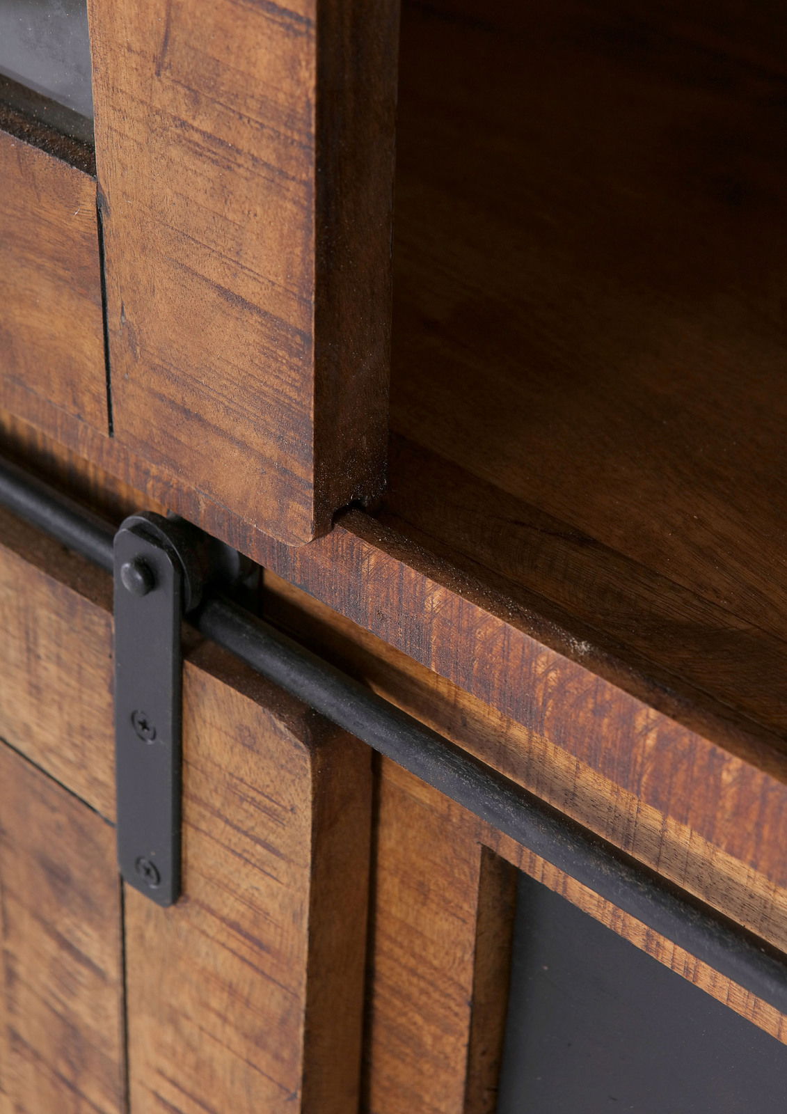 Nahaufnahme einer Vitrine aus Holz mit Metallbeschlägen, seitliche Perspektive.