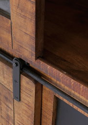 Nahaufnahme einer Vitrine aus Holz mit Metallbeschlägen, seitliche Perspektive.