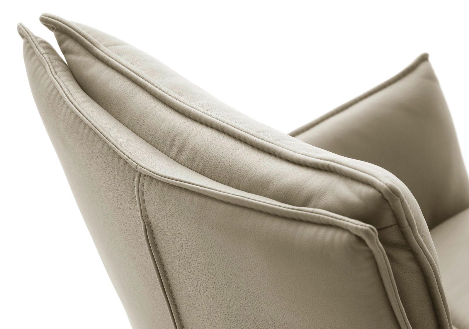 Nahaufnahme eines Sessels aus beigem Leder, Ansicht von oben.