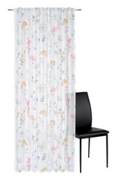 Halbtransparenter weißer Vorhang mit zartem, buntem Blumenmuster, von vorne in voller Länge an einer Gardinenstange hängend