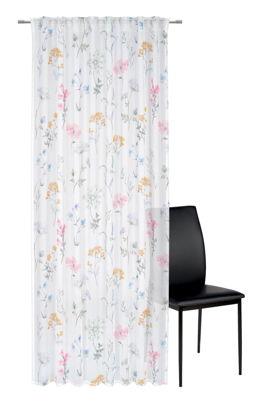 Halbtransparenter weißer Vorhang mit zartem, buntem Blumenmuster, von vorne in voller Länge an einer Gardinenstange hängend