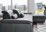 Moderne longchair-combinatie in donker leer, zijaanzicht met uitzicht op grote ramen en de stedelijke omgeving.