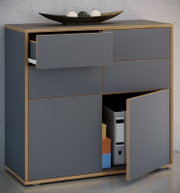 Modernes Sideboard in Anthrazit mit Holzrahmen, teils geöffneten Türen und Schublade, Blick leicht von vorne/seitlich; oben dekorative Schale mit Kugeln