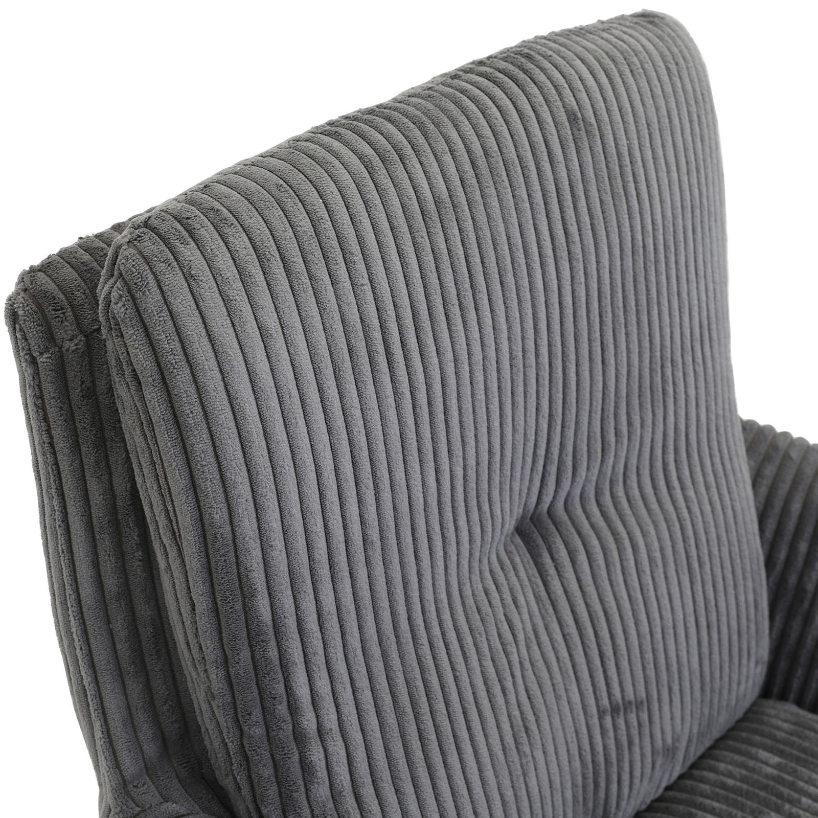 Nahaufnahme eines grauen Armlehnstuhls mit geripptem Stoffbezug, Ansicht von oben.