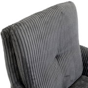 Nahaufnahme eines grauen Armlehnstuhls mit geripptem Stoffbezug, Ansicht von oben.