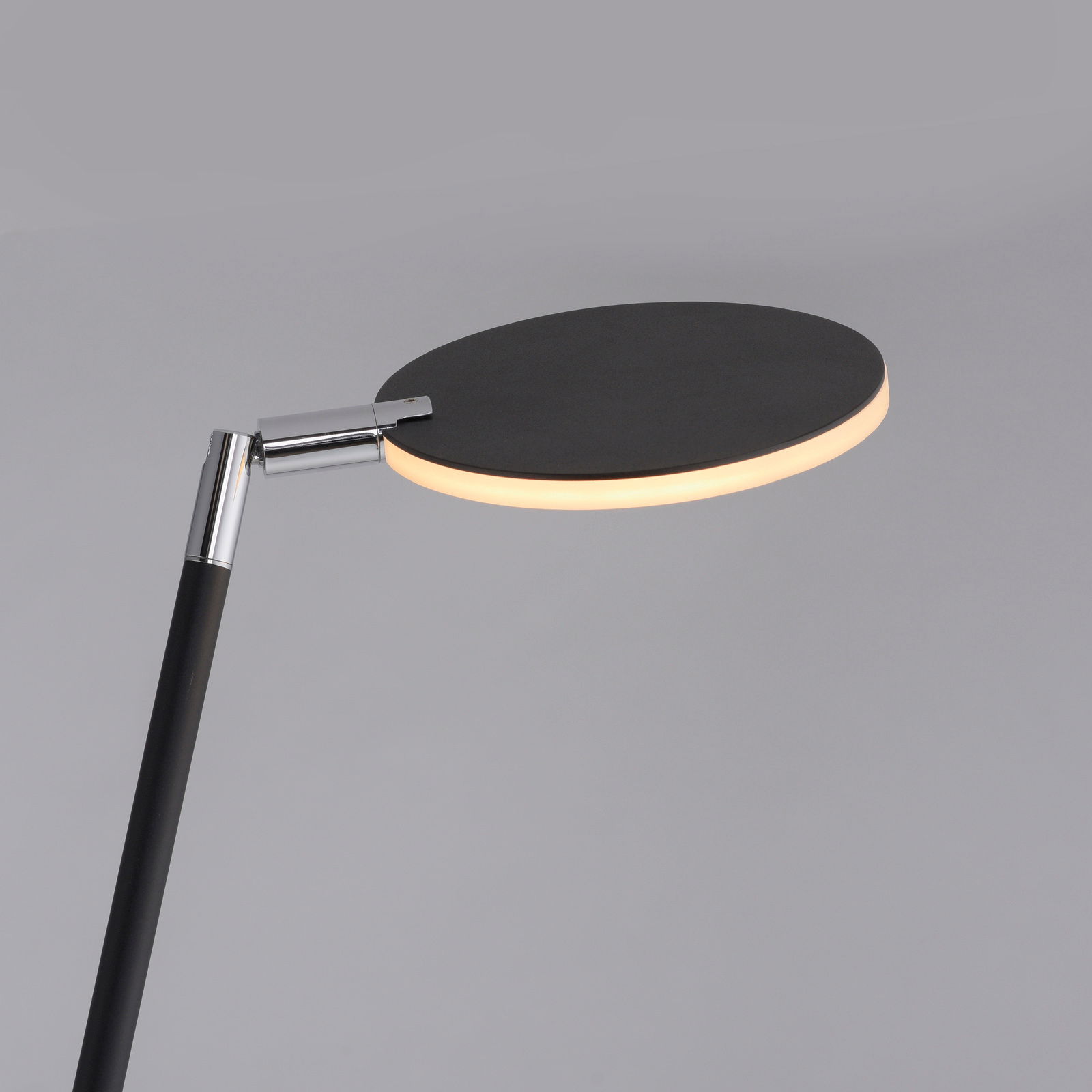 Paul Neuhaus Akku-Stehleuchte BENTE Moderne Akku-Stehleuchte mit rundem, flachem Leuchtkopf in seitlicher Perspektive.