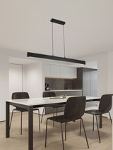 Moderne LED-Hängeleuchte Itamar in einem eleganten Esszimmer, seitliche Perspektive