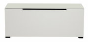 Frontansicht eines modernen, weißen TV-Lowboards mit schlichtem Design und schwarzen Füßen.