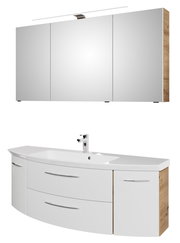 Moderne Badkombination mit dreiteiligem Spiegelschrank und Waschbeckenunterschrank in Holzoptik, seitliche Perspektive