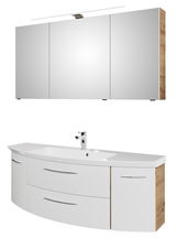 Moderne Badkombination mit dreiteiligem Spiegelschrank und Waschbeckenunterschrank in Holzoptik, seitliche Perspektive