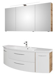Moderne Badkombination mit dreiteiligem Spiegelschrank und Waschbeckenunterschrank in Holzoptik, seitliche Perspektive