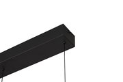 Schwarze LED-Hängeleuchte aus seitlicher Perspektive