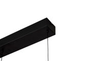 Schwarze LED-Hängeleuchte aus seitlicher Perspektive
