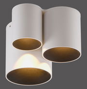 Moderne LED-Deckenleuchte mit drei zylindrischen Lampenschirmen, Ansicht von unten.