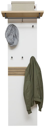 Moderne Wandgarderobe in Weiß mit Holzablage, schwarzer Metallstange, drei schwarzen Haken und Holzleisten, mit Schal und Jacke – Frontalansicht