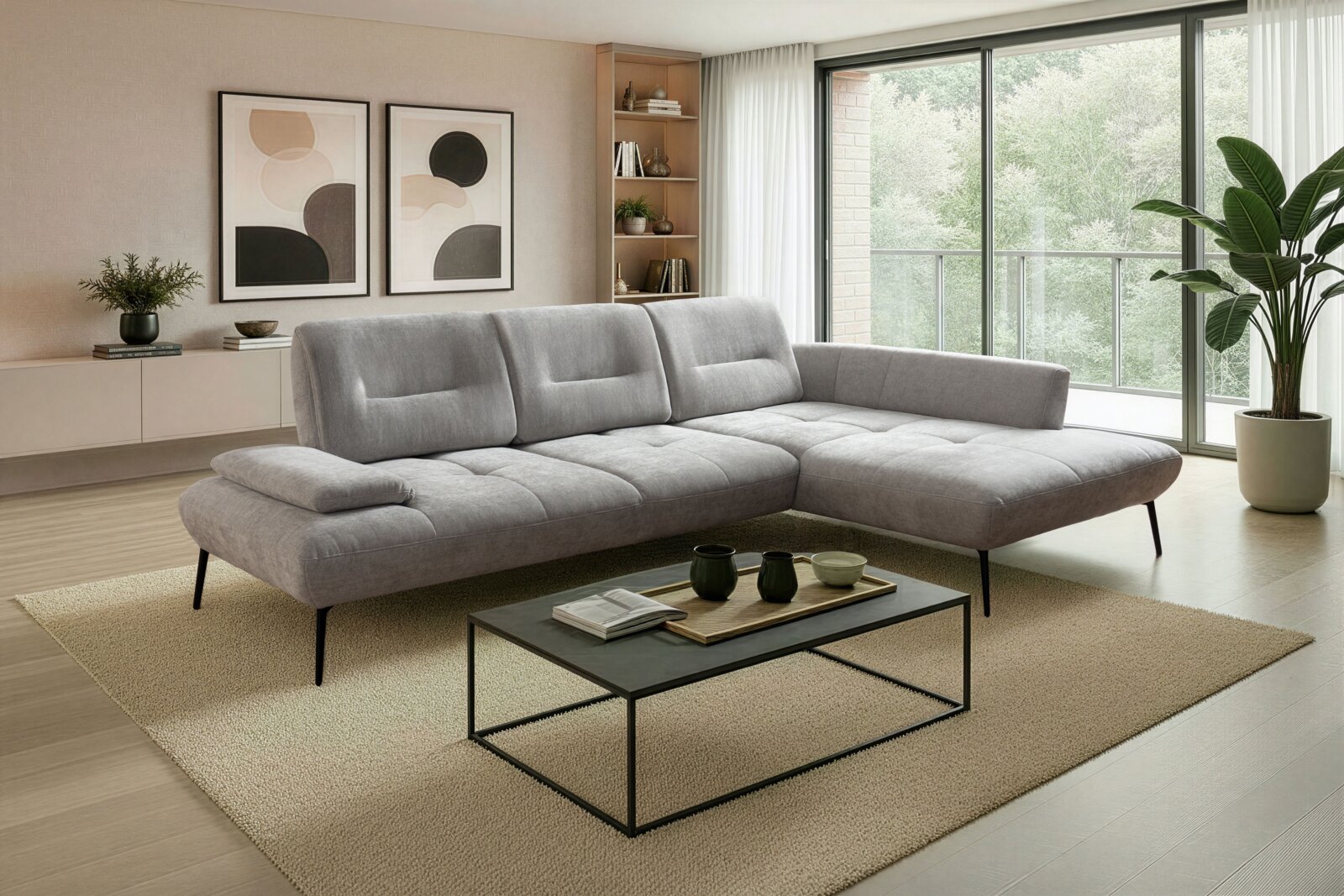 Modernes graues L-förmiges Ecksofa mit gesteppter Sitzfläche, schwarzem Metallgestell und Ottomane rechts in hellem Wohnzimmer; Perspektive: frontale leicht schräge Ansicht von links