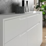 Modernes weißes Sideboard mit glatter Oberfläche und minimalistischen Griffen, seitliche Perspektive