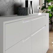Modernes weißes Sideboard mit glatter Oberfläche und minimalistischen Griffen, seitliche Perspektive