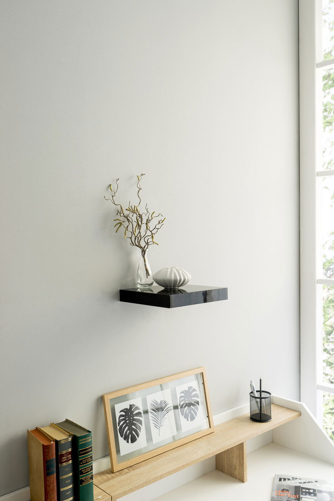 Z2 Wandboard SHELVY Schwarzes Wandboard mit Vase und Dekoration, seitliche Perspektive