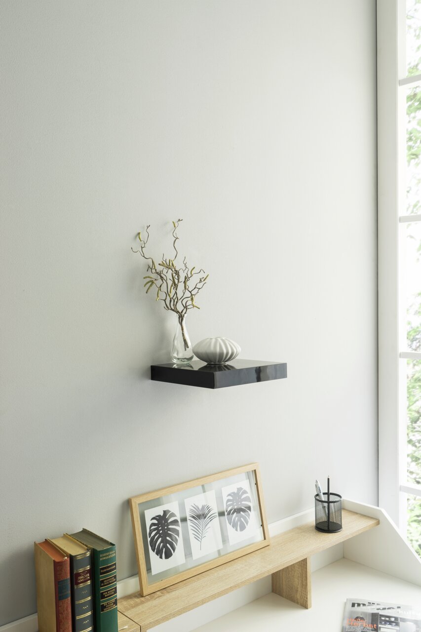 Z2 Wandboard SHELVY Schwarzes Wandboard mit Vase und Dekoration, seitliche Perspektive
