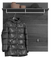 Garderoben-Set mit dunkler Holzoptik, bestehend aus einer Wandplatte mit Ablage, Kleiderhaken und einer schwarzen Jacke auf einem Kleiderbügel, frontal betrachtet.