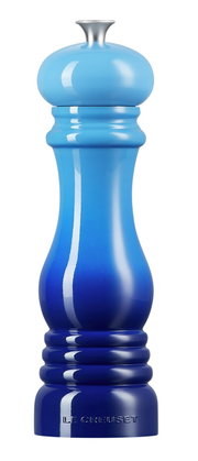 Blaue Salzmühle aus der Vorderansicht mit glänzender Oberfläche und silbernem Knopf.