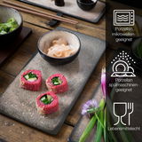 Sushi-Set aus Porzellan in Beige, bestehend aus einem rechteckigen Teller und einer kleinen Schale, präsentiert mit Sushi und Ingwer, auf einem Holztisch von oben betrachtet.