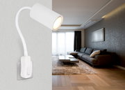 Moderne weiße Wandleuchte aus Kunststoff mit flexiblem Arm, seitliche Perspektive, montiert in einem stilvollen Wohnzimmer.