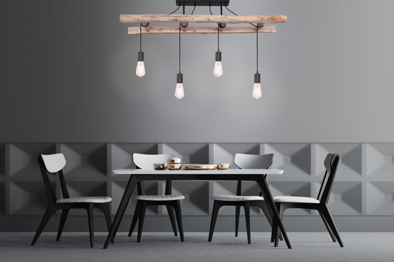 Moderne Deckenleuchte mit vier hängenden Glühbirnen an einem rustikalen Holzbalken, über einem Esstisch mit vier Stühlen, seitliche Perspektive.