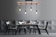 Moderne Deckenleuchte mit vier hängenden Glühbirnen an einem rustikalen Holzbalken, über einem Esstisch mit vier Stühlen, seitliche Perspektive.